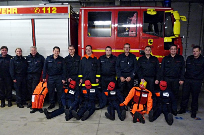 Freiwillige Feuerwehr mit Rettungspuppen