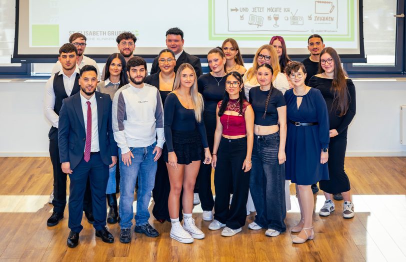 22 Pflegefachassistenten haben erfolgreich ihr Examen bestanden und freuen sich nun auf neue berufliche Herausforderungen..
