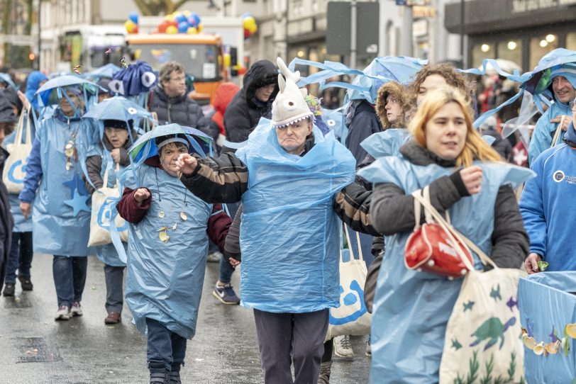 Der Karnevalsumzug am Rosenmontag (04.03.2019) in Herne (NW). Der Umzug startete pünktlich um 12 Uhr vom Kurt-Edelhagen-Platz in Sodingen in Richtung Innenstadt. Trotz der Unwetterwarnung des DWD hatten sich die HeKaGe und das Ordnungsamt entschieden, den Zug rollen zu lassen. Kurz nach dem Start setzte ein heftiger Schauer ein, der Teilnehmer und Zuschauer ordentlich durchweichte.