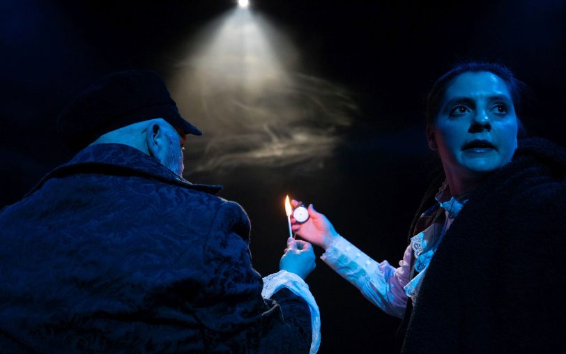 Matthias Hecht und Stefanie Linnenberg in Hans Drehers Bühnenadaption „Dracula“ nach Bram Stokers gleichnamigem Vampirroman.