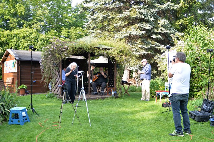 Schöne Wörter und Musik im Garten.