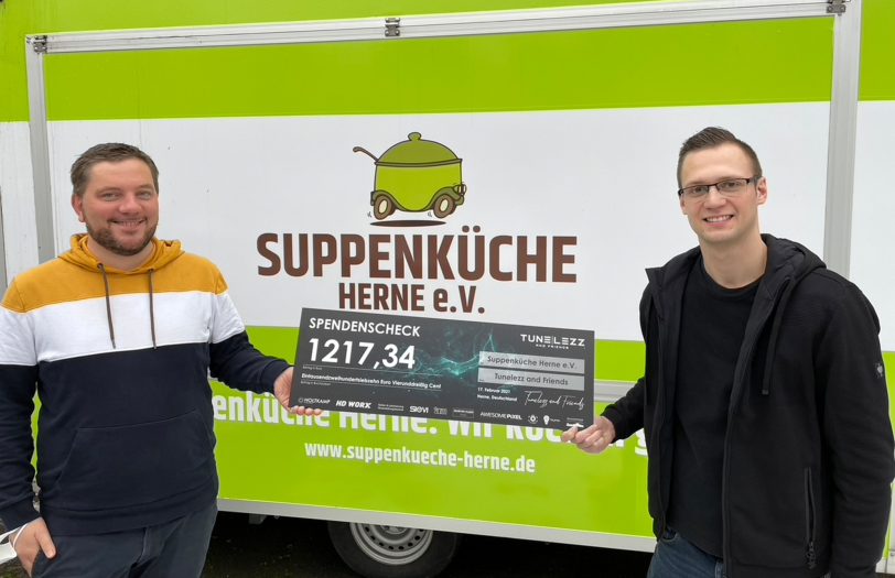 Fabian Helsper erhält den Spenden-Scheck von DJ Tunelezz aka Mike Grzejdziak.