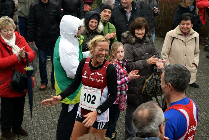 Christel Dörschel, die schnellste Frau beim 38. Herner Silvesterlauf am 31. Dezember 2014 im Gysenberg im Ziel.