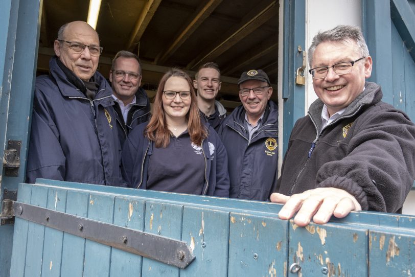 Lothar Przybyl (r.) und Mitglieder des Lions-Club Herne und der Leos.