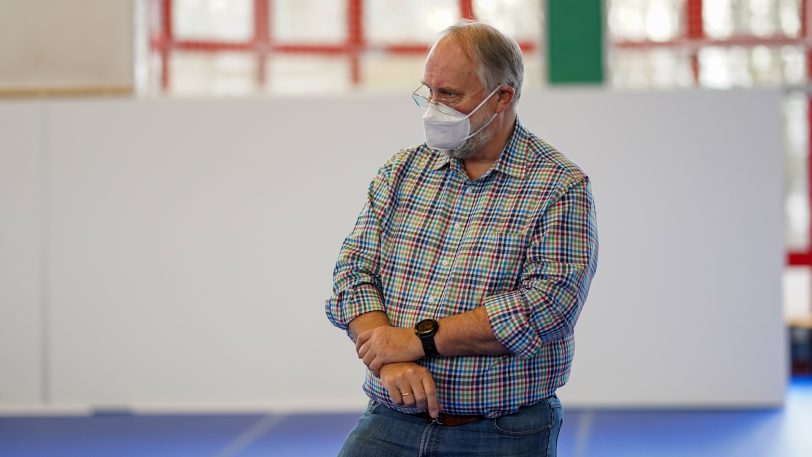 Das Impfzentrum in der Sporthalle am Gysenberg wurde vorgestellt, im Bild Lutz Mahlke, stellvertretender ärztlicher Leiter.