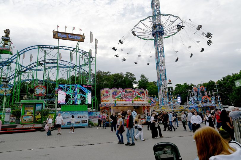 Die bayerische Ecke auf der Cranger Kirmes: Links die Achterbahn Alpen Coaster und rechts der Kettenflieger BayernTower.