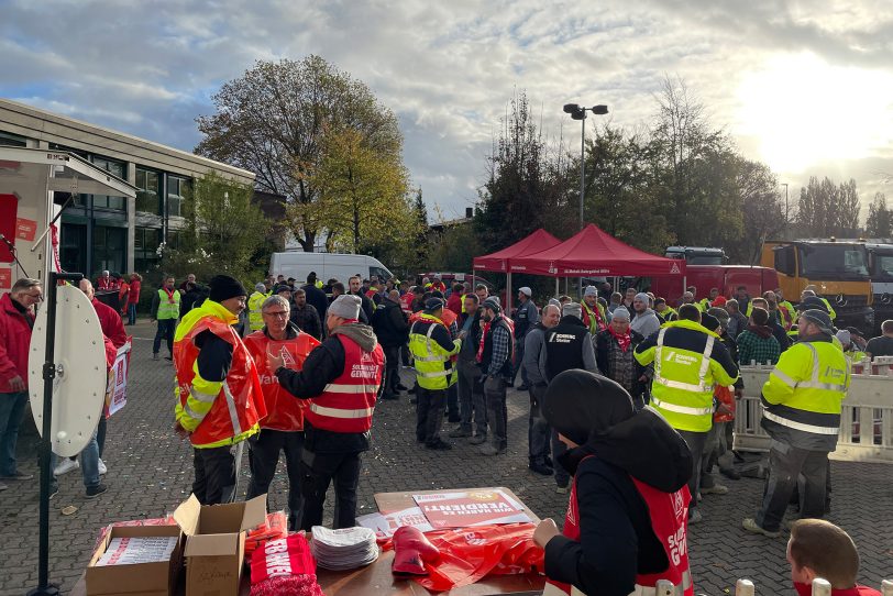 Warnstreik der IG Metall bei der Firma Schwing an der Heerstraße am Freitag (4.11.2022).