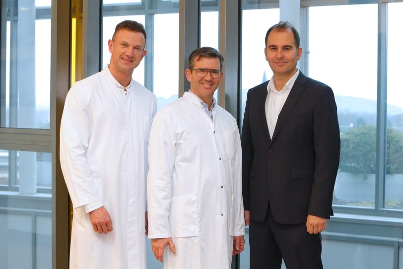 v.l. Dr. Thomas Komanek, Leitender Arzt der Klinik für Anästhesie und Intensivmedizin am Anna Hospital, Prof. Dr. Ulrich Frey, Direktor des Zentrum für Anästhesiologie und operative Intensivmedizin der St. Elisabeth Gruppe und Daniel Matosin, Mitglied der Geschäftsleitung der St. Elisabeth Gruppe.