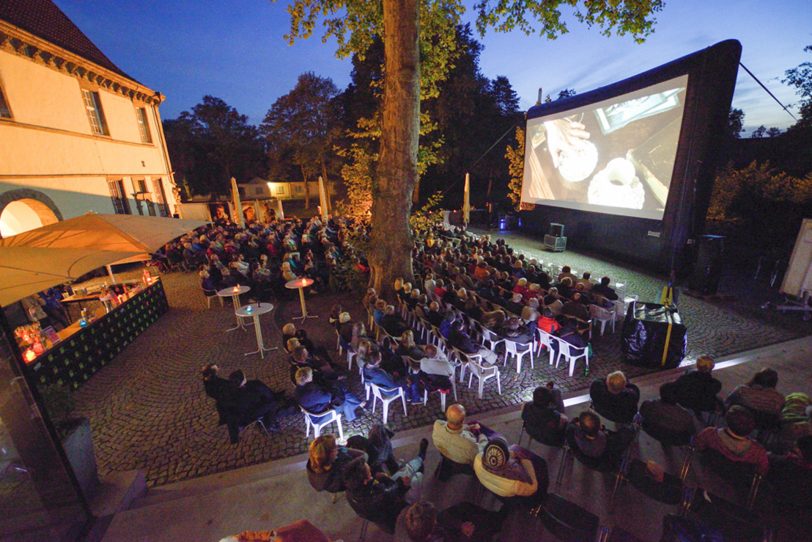 Die Filmwelt lädt zum Open-Air-Kino in den Schlosshof.