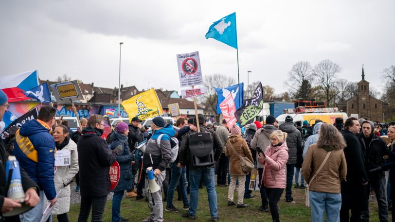 Erneute Impfgegner/Schwurbler-Demo auf dem Cranger Kirmesplatz und Demozug durch die Wanner City am Sonntag (3.4.2022).