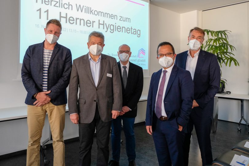 Dr. Uwe Werfel (2.v.l.) leitetet den Hygienetag. Zu den Referenten zählten Jan-Henrick Wischer (li.), Prof. Dr. Eckhard Müller (Mitte), Danh Vu (2.v.r.) und Dr. Georg-Christian Zinn.