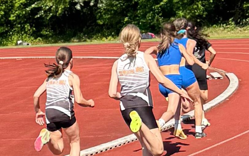 Das Leichtathletik-Team vom TV Wanne startet 2025 erfolgreich in die Outdoorsaison - im Bild der 800 Meter Lauf der Altersklasse W11, in dem Paula Oster eine starke Zeit von 2:55,13 Min lief.