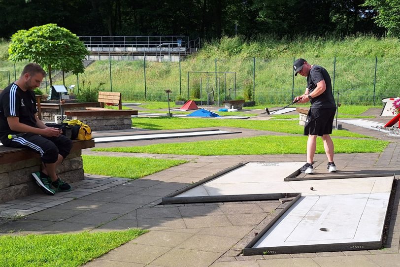Dennis Kapke und Alexander Junkermann vom MGC Dormagen-Brechten, beim Training am Blitz auf Miniaturgolf.