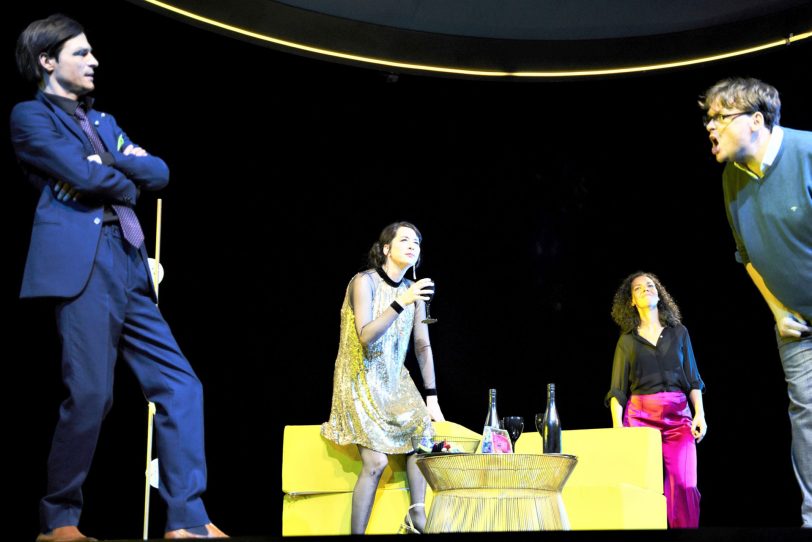 v.l. Oliver Möller mit Jele Brückner, Karin Moog und Sascha Nathan in Rezas „Drei Mal Leben“ am Schauspielhaus Bochum, spielt „Hunger“ am PRT.