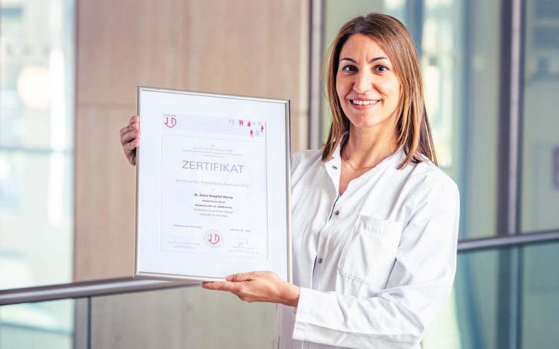 Dr. Panagiota Zgoura, Chefärztin der Klinik für Innere Medizin des St. Anna Hospital Herne, mit dem Zertifikat der Deutschen Hochdruckliga (DHL) – Deutsche Gesellschaft für Hypertonie und Prävention.