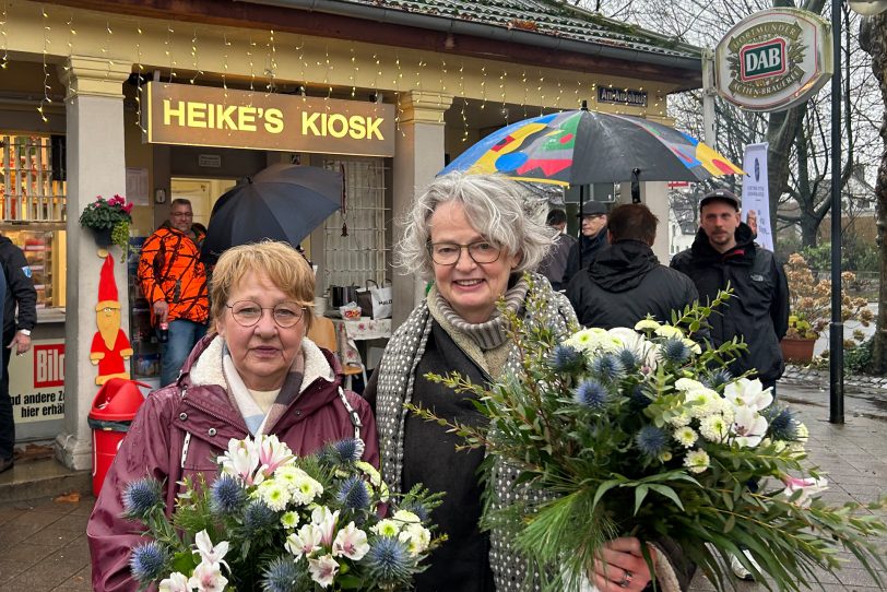 Zusammen in eine sichere Trinkhallen-Zukunft: Heike Chuchra (li.), langjährige Pächterin des Kiosks und Dr. Almut Pflüger, eine Spenderin für den Erhalt von „Heike‘s Kiosk“.