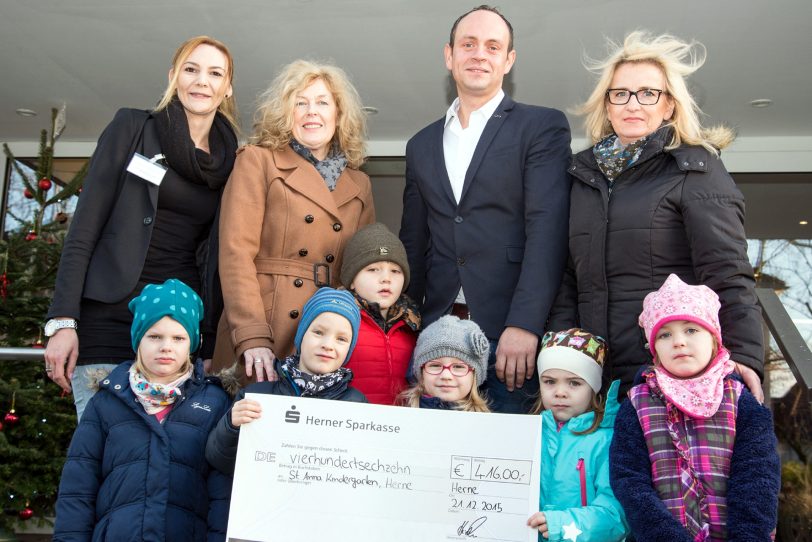 v.l. Jennifer Feldmann (Pflegedienstleiterin Koppenbergs Hof), Monika Krause, Sven Heidrich, Beate Klinke (stellv. Kitaleiterin) sowie Kinder der Kita.