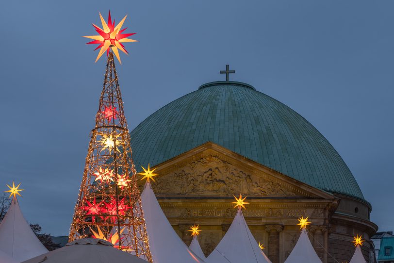 Aus der Sankt Hedwigs-Kathedrale in Berlin wird der Gottesdienst am 3. Adventssonntag 2024 übertragen.