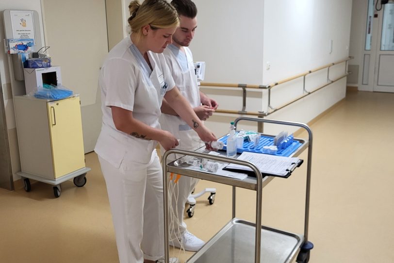 Pflege-Azubis leiten internistische Station am EvK – Projekt macht fit für den Klinikalltag.