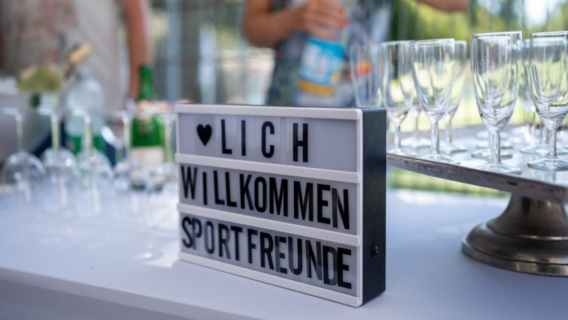 Das Stadion des Vereins Sportfreunde Wanne Eickel 04/12 bekam am Sonntag (11.08.2024) einen neuen Namen und heißt jetzt Elektro Sprick-Energiewende-Stadion.