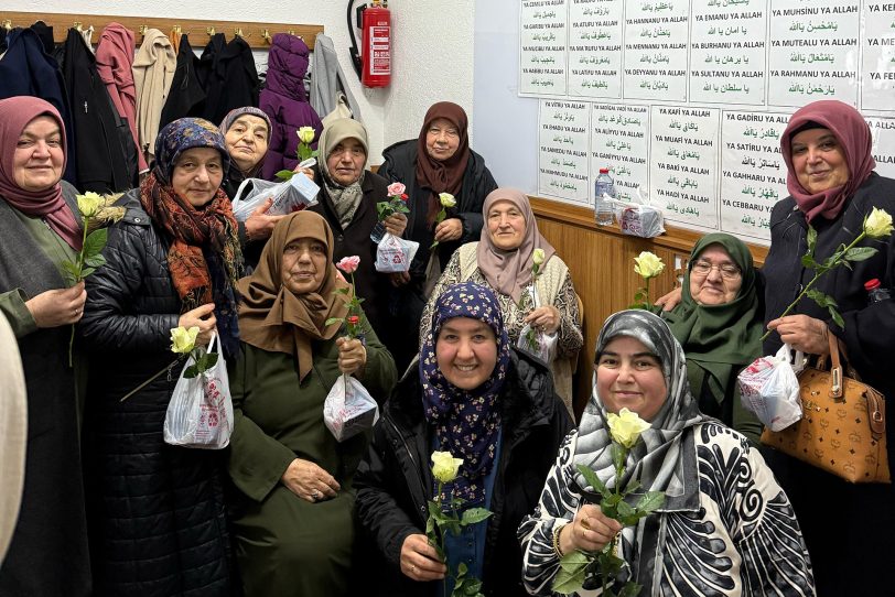 Berat-Nacht 2025 – für die Frauen der Islamischen Gemeinde Röhlinghausen gab es weiße Rosen.