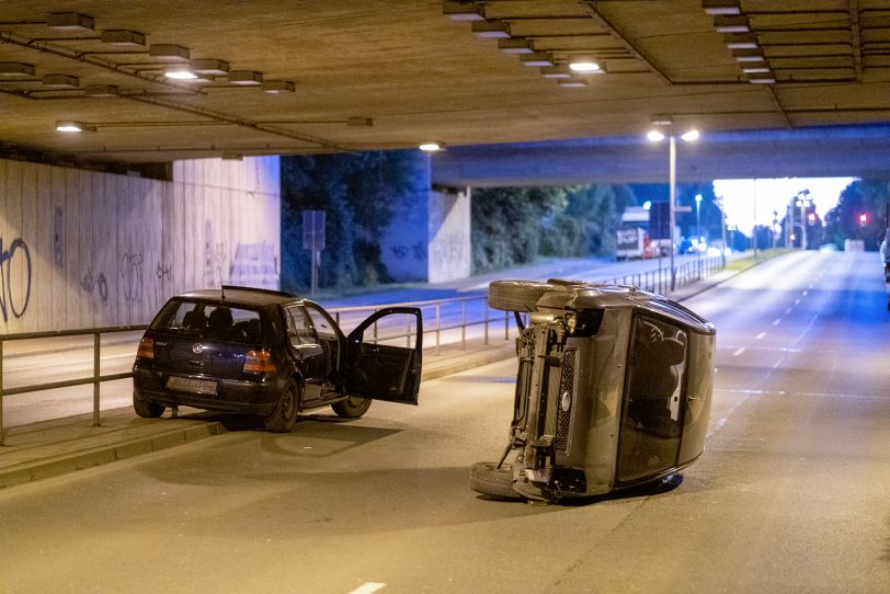 Übung der Feuerwehr in Herne (NW), am Donnerstag (09.06.2022), im Straßentunnel der Dorstener Straße. In dem 109 Metern langen Tunnel, unter den Eisenbahngleisen in Stadtteil Wanne, wurde der Verkehrsunfall mit zwei PKW und drei verletzten Personen realitätsnah inszeniert. Einsatzkräfte der Berufs- und der Freiwilligen Feuerwehr sowie des Rettungsdienstes übten die Befreiung der in den Fahrzeugen eingeschlossenen Personen und deren rettungsdienstliche Versorgung.