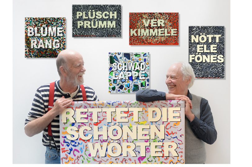Spaß inne Backen beim 'Wörterretten': v.l. Jörg Lippmeyer und Wolfgang Hülk stellen zusammen in Düsseldorf aus.