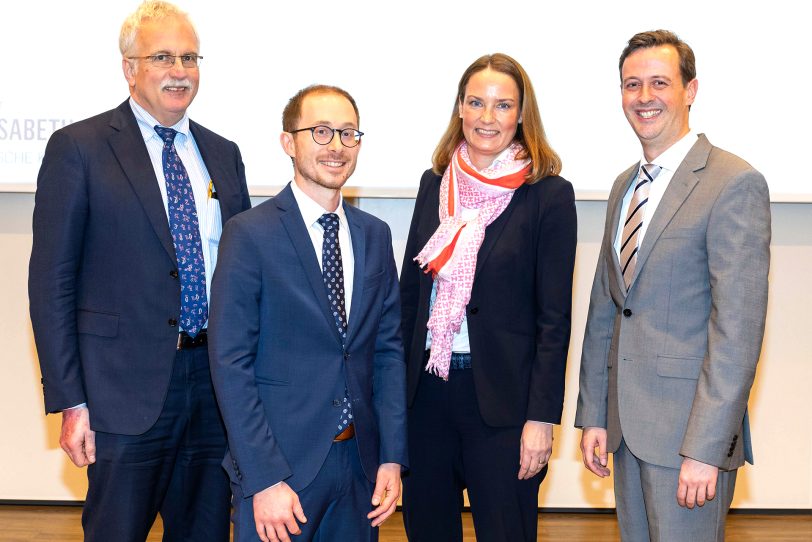 Simone Lauer (2. v. r.), Prof. Dr. Ralf Gold (l.) sowie Prof. Dr. Timm H. Westhoff (r.) begrüßten Priv.-Doz. Dr. Felix S. Seibert (2.v.l.) bei seiner Antrittsvorlesung.