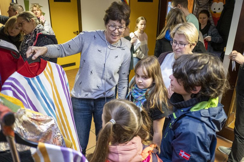 Sternsinger der katholischen Kirchengemeinde St. Joseph aus Herne (NW) bei der Vorbereitung und Anprobe der Gewänder für das Dreikönigssingen, am Samstag (04.01.2020).