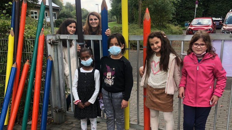 Kinder und Erwachsene haben das Schultor der Freiherr-vom-Stein-Grundschule mit Holzstiften verschönert.