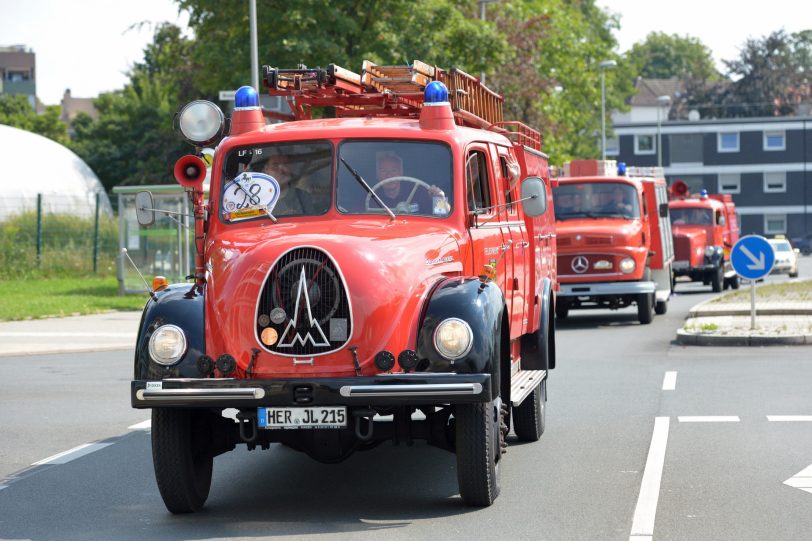 Kirmesoldtimer fahren von Bochum zum Cranger Kirmesplatz