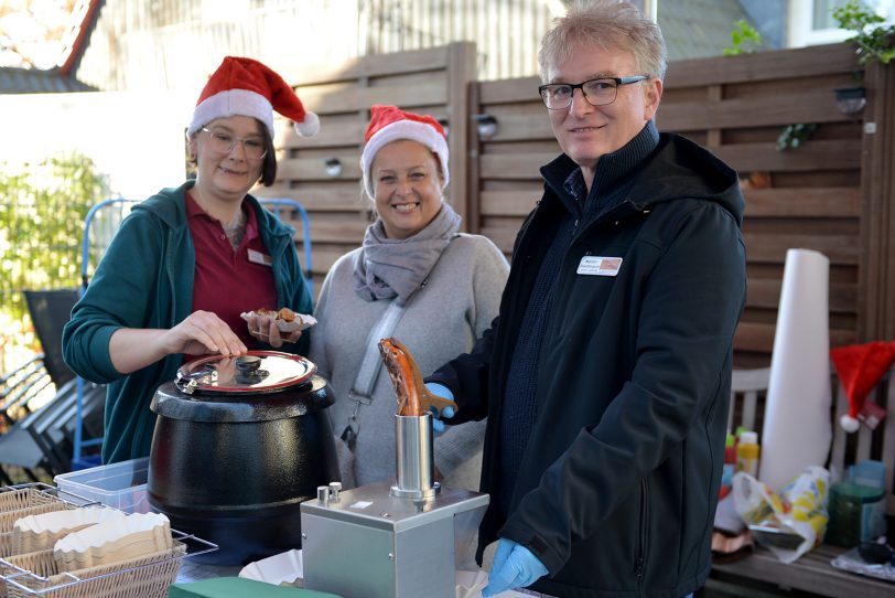 Adventsbasar im Lukas Hospiz 2024: Stellvertretender Leiter, Martin Heldmann (re), am Bratwurststand.