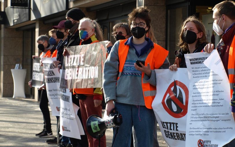 Im Wartesalon trifft Slampoet Samuel Kramer auf zwei Aktivistinnen von Fridays for future und der letzten Generation.