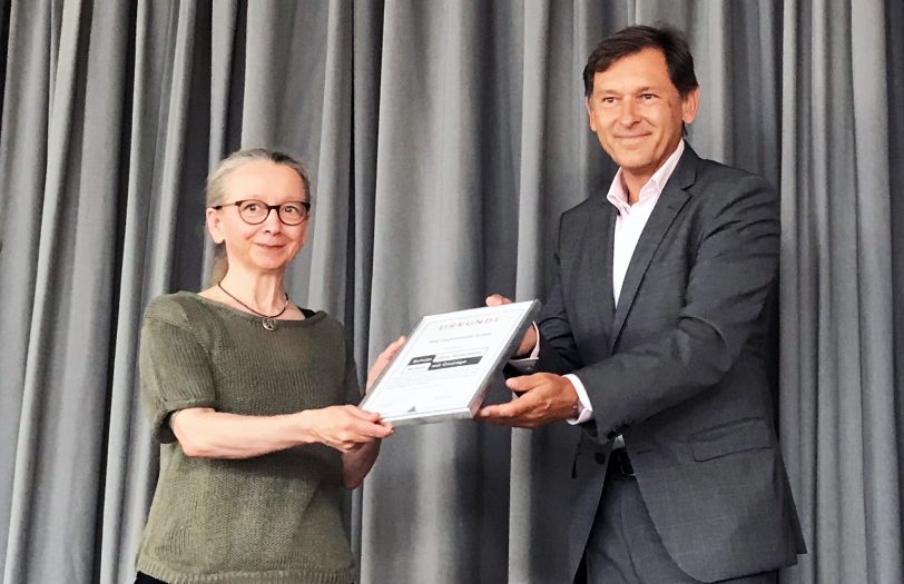 (v.l.) Schulleiterin Antje Fehrholz freut sich über die Auszeichnung, die ihr von OB Dr. Dudda überreicht wird.