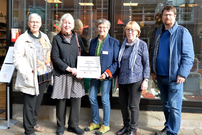 Im Bild v.l. Theresia Hoppmann; Annegret Beck (beide Weltladen Hagen); Christa Winger, Jutta Strerath und Markus Heißler (Weltladen Herne).