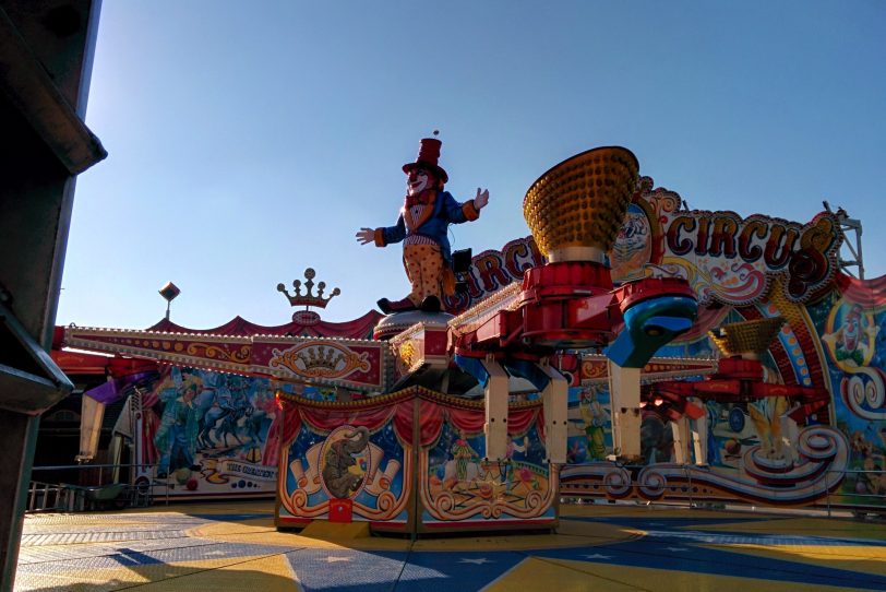 Kirmesaufbau in Crange bei Sommer, Sonne, Sonnenschein
