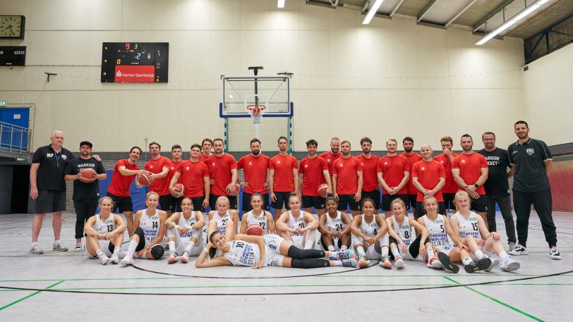 Gemeines Gruppenbild der HTC Basketballerinnen und der HEV Miners.