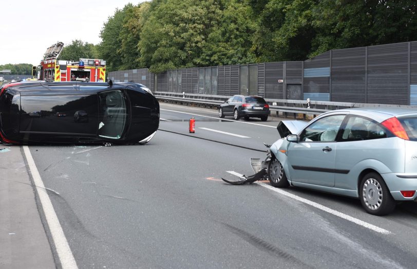 Unfall auf der A42 mit vier verletzten Personen.