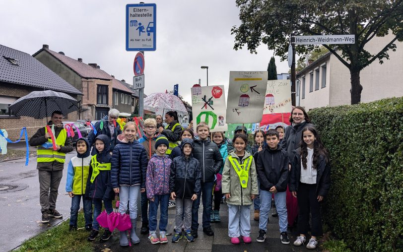 Zufrieden und glücklich über die neue Aussteigemöglichkeit: Für die Schüler der Europaschule wurde an der Friedgrasstraße am Donnerstag (10.10.2024) die Elternhaltestelle eingeweiht.