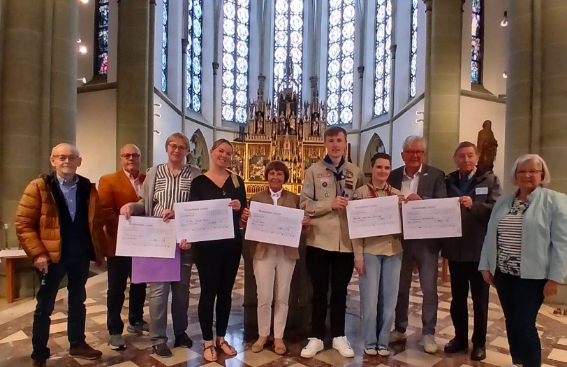 Freuen sich über die Spende (v.l.): L. Pfeifer und W. Strobel, Olga Kornev, Linda Schultz, Frau Dr. Ute Leifert, Jens Woelke und Saskia Templin, die Vertreter vom Kinderhospiz Gelsenkirchen und U. Pfeifer und Mechthild Schroeter-Rupieper.