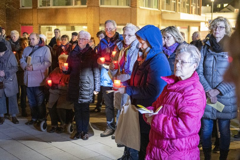 Teilnehmerinnen und Teilnehmer des ökumenischen Friedensgebets an der Kreuzkirche.