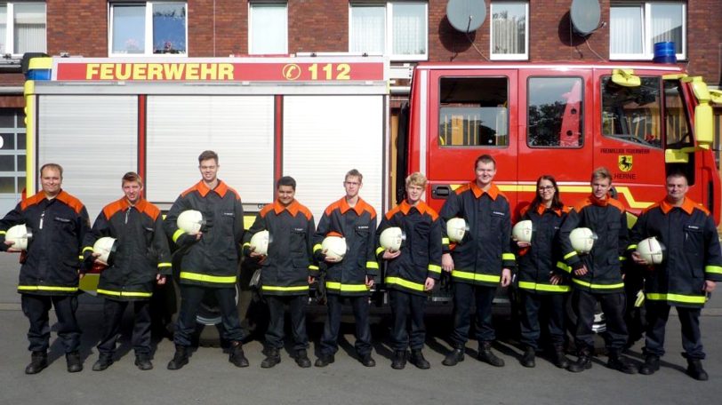 Sieben Feuerwehrleute machen ihr feuertechnische Grundausbildung.