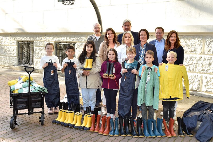 Dank einer Spende des Vereins Ruhrwerk konnte das Projekt „Lernen neu denken“ an der Max Wiethoff-Grundschule mit Regenkleidung und Bollerwagen ausgestattet werden. Zur Übergabe an die Grundschüler trafen sich (hinten von links) Dietmar Jäkel (Lernen! in Herne), Cordula Klinger Bischof und Safi Thoma (beide Ruhrwerk), mit den Spendern Christian Stiebling, Silke und Andreas Vestring und Iris Stiebling.