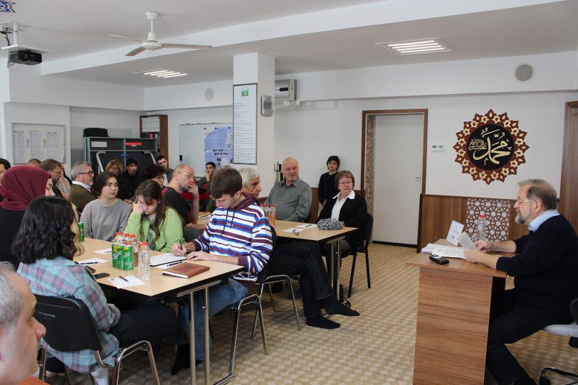 Dr. Michael Rosenkranz, ehemaliges Vorstandsmitglied der Jüdische Gemeinde Bochum, Herne und Hattingen, bei seinem Vortrag in der Islamischen Gemeinde Röhlinghausen.