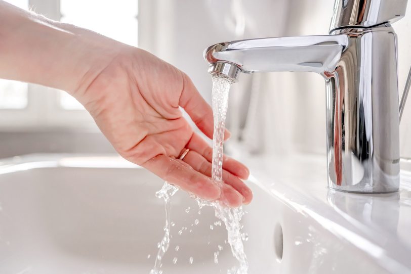 Wer längere Zeit nicht in seiner Wohnung war, sollte die Wasserleitungen vor der ersten Nutzung einige Minuten heiß und kalt durchspülen. So wird stehendes Wasser aus den Leitungen entfernt und das Risiko einer Legionelleninfektion reduziert.