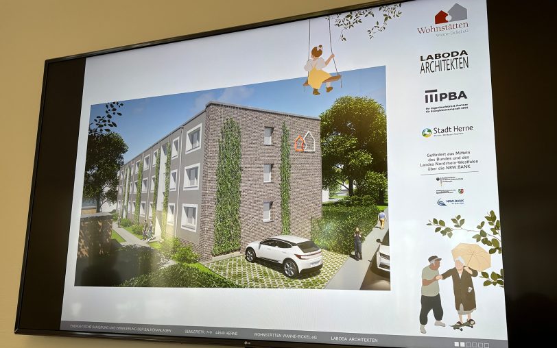 Die neue Straßenansicht laut Visualisierung: Neben einer Dachbegrünung entstehen auch Fahrradstellplätze und es werden neue Fenster eingesetzt.