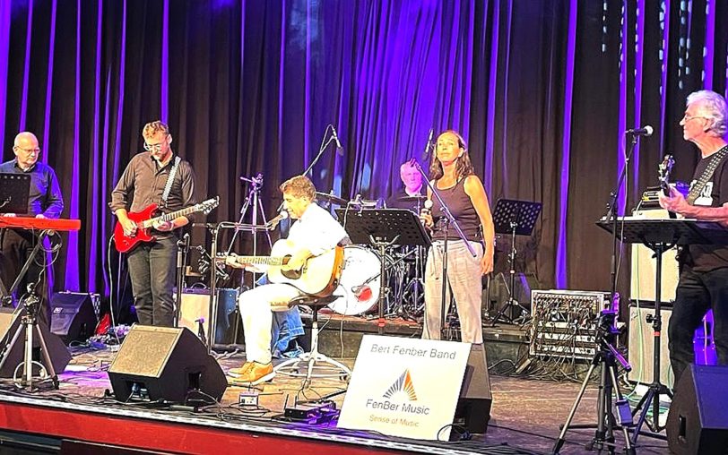 Zur Band gehören Bert Fenber (3.v.l.), Jacqueline Weber, Heijo Laukamp, Lars Börge Eduardt, Christoph Heermann und Johann Imgrund.