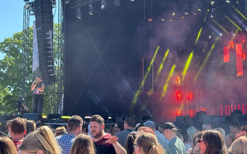 Fotos vom Mallorca-Festival "Crange Total" auf dem Kirmesplatz am Samstag (10.5.2025). Auf der Bühne Anny aus dem Megapark.