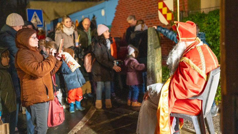 Der Nikolaus kam zum traditionellen Mond-Weihnachtsmarkt der Mondritterschaft Wanne-Eickel wieder über den Kanal angeschippert. Dezember 2024.