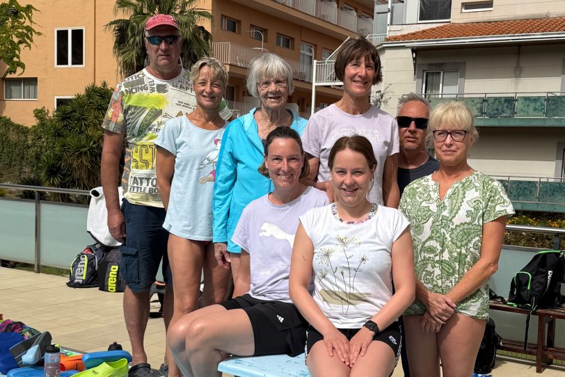 v.l. Trainer Andreas Behnke, Petra Duda, Helga Reich, Angelika Gabriel, Thomas Schmidt, Christiane Makowka-Schmidt, (vorne v.l.) Andrea Dünwald und Julia Laufer.